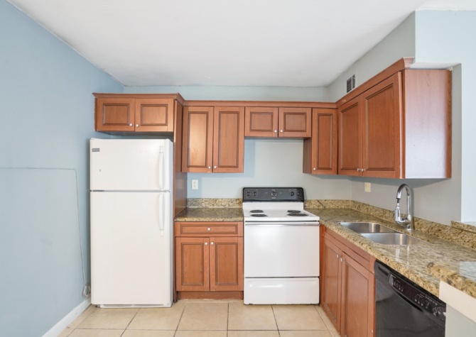 Houses Near Coral Springs Gem: 2 BR, 2 BA Unit - Must See!