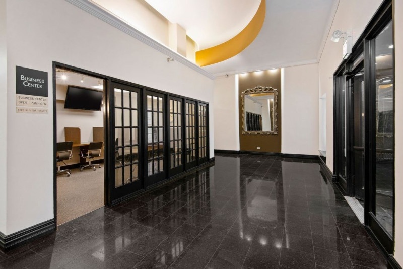 Beautiful Lincoln Park Bldg with Fitness Center and Upgraded Units