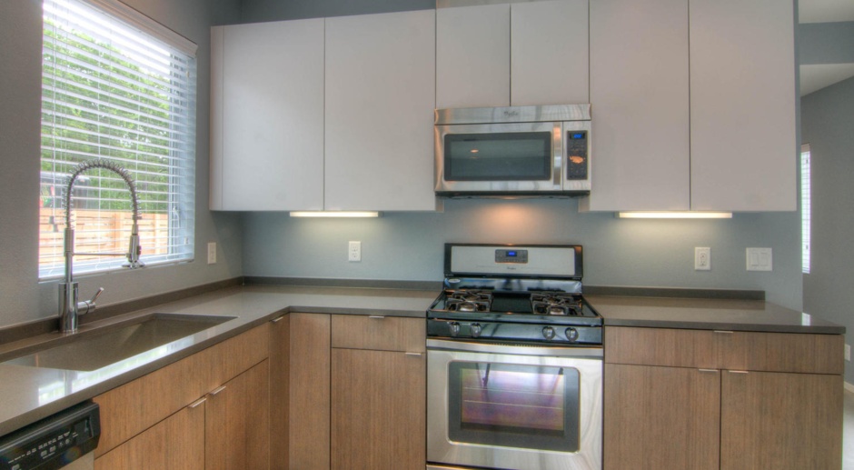 UT PRE-LEASE: Newly Constructed in 2014: 6 bed / 4 bath, North Campus, Parking, Wood Floors, W/D