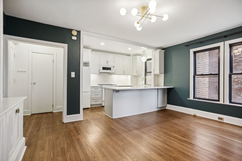 Charming 1BR/1BR in boutique 1920's building in the heart of the U street Corridor. Easy Metro Access! 