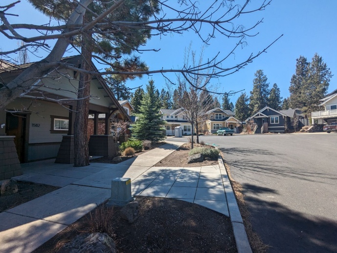 Gorgeous 3x2 in NW Bend w/ a double-car garage and island kitchen 