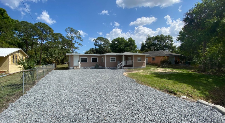 2 Bedroom 1 Bath Home in Cocoa for Rent!