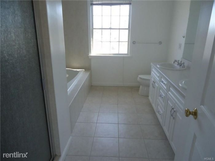 Beautiful 3 Bedroom 4 Bathroom Duplex Located In West Harrison- W/D -Garage Parking -Yard Access