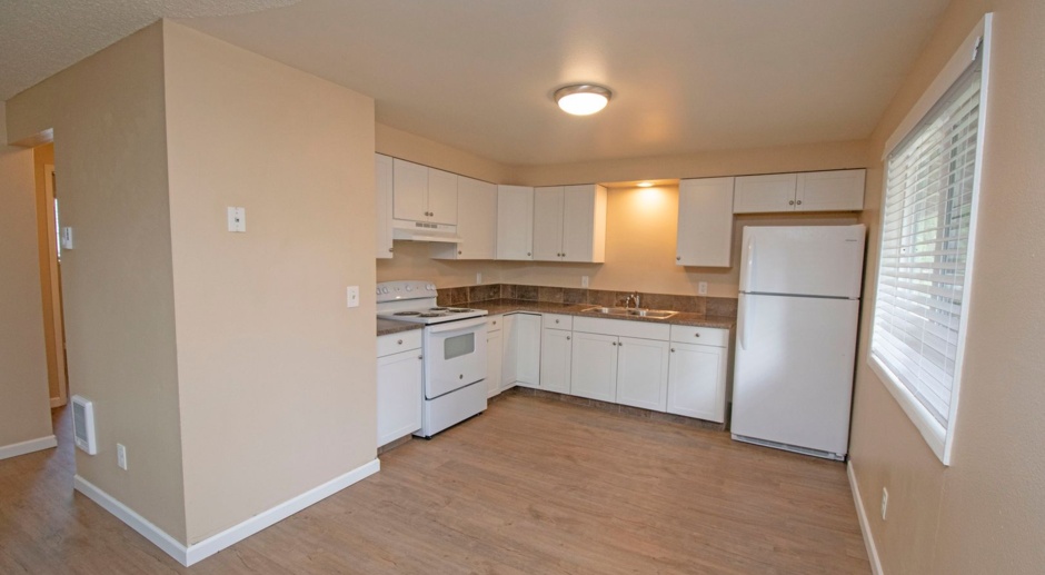 Charming 2BD Duplex With Driveway Parking Near Downtown Vancouver!