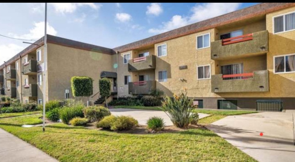 Great Sylmar Location-Upgraded 2/1 Apartment