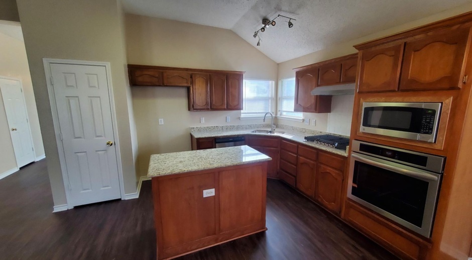 Move in ready home in Lancaster!